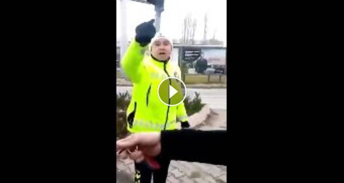 Trafik polisleri Kayseri'de bir kamyon şoförünü döverken bir vatandaş